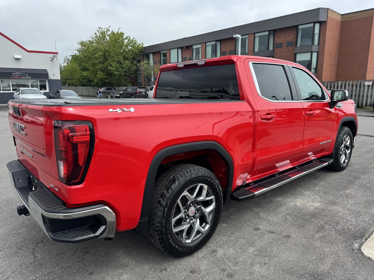 2022 GMC Sierra 1500 4WD Crew Cab 147  SLE Photo