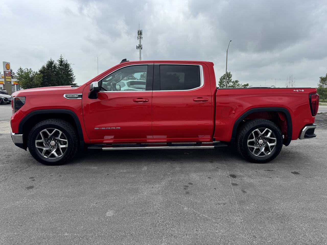 2022 GMC Sierra 1500 4WD Crew Cab 147  SLE Photo