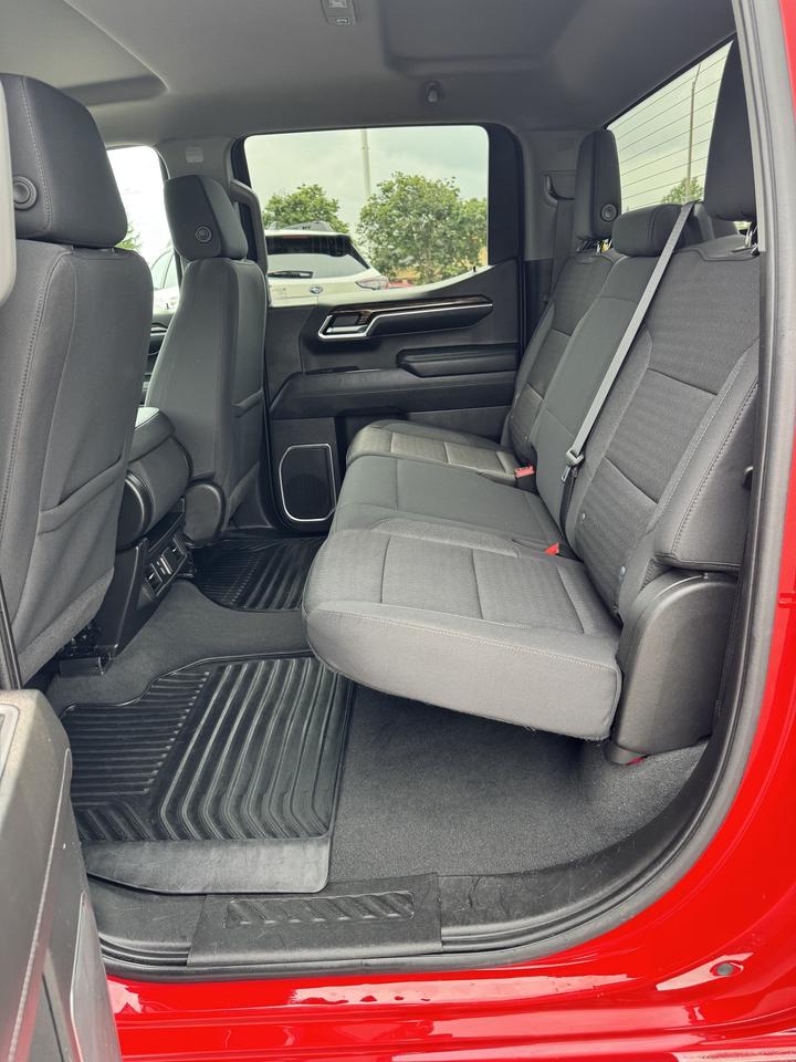 2022 GMC Sierra 1500 4WD Crew Cab 147  SLE Photo