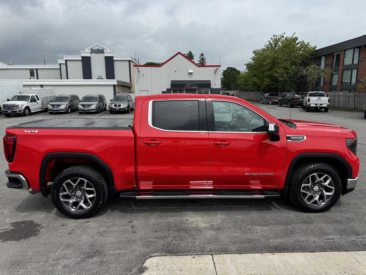 2022 GMC Sierra 1500 4WD Crew Cab 147  SLE Photo