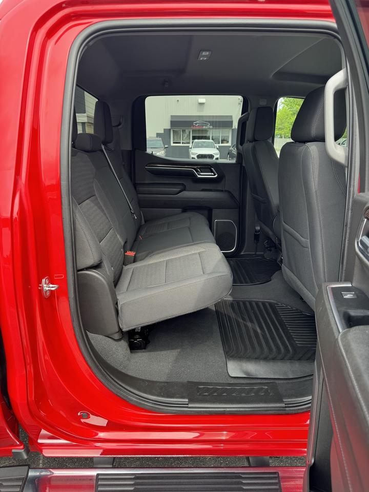 2022 GMC Sierra 1500 4WD Crew Cab 147  SLE Photo