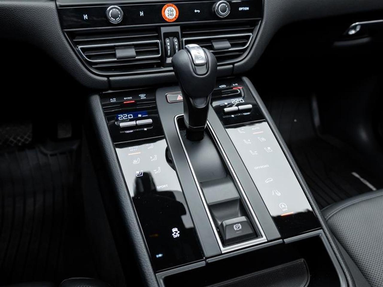 2025 Porsche Macan  Photo