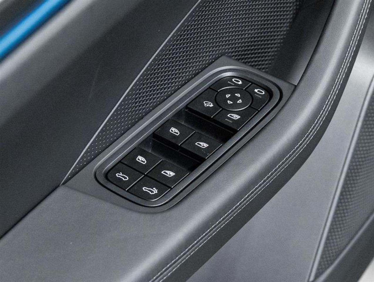 2026 Porsche Macan  Photo