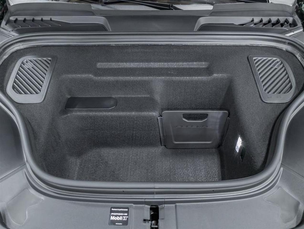 2026 Porsche Macan  Photo
