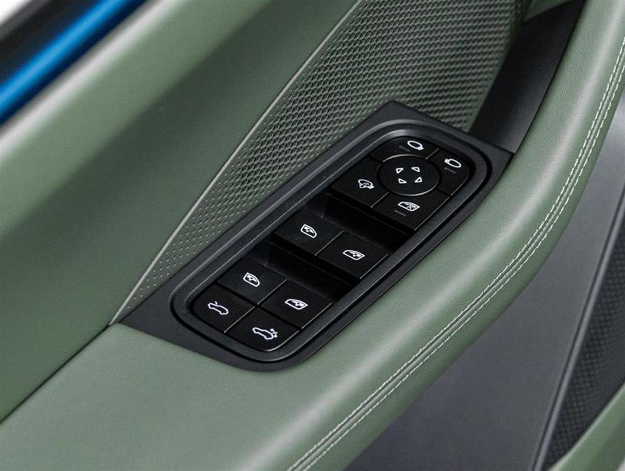 2026 Porsche Macan  Photo
