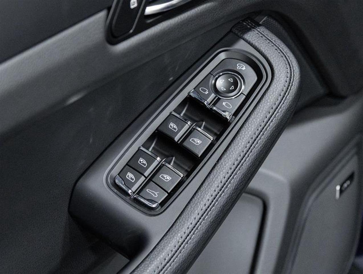2026 Porsche Macan  Photo