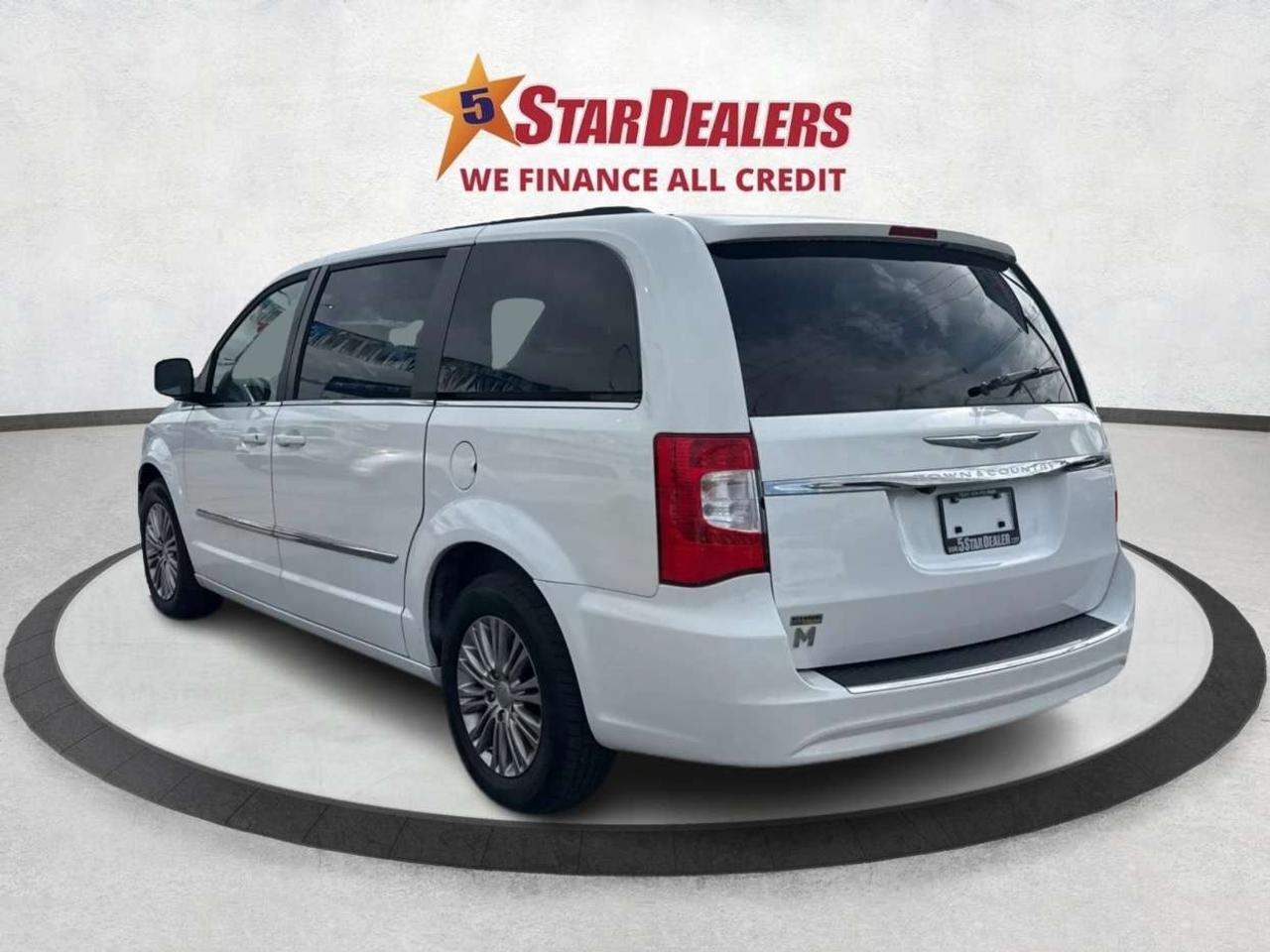 2015 Chrysler Town & Country NAV LEATHER MUST SEE WE FINANCE ALL CREDIT! Photo