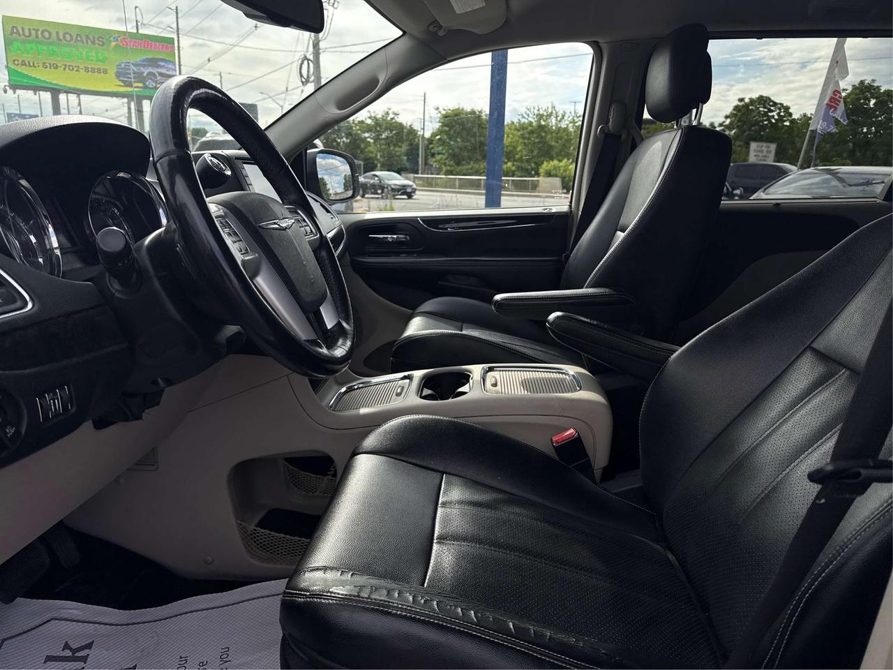 2015 Chrysler Town & Country NAV LEATHER MUST SEE WE FINANCE ALL CREDIT! Photo