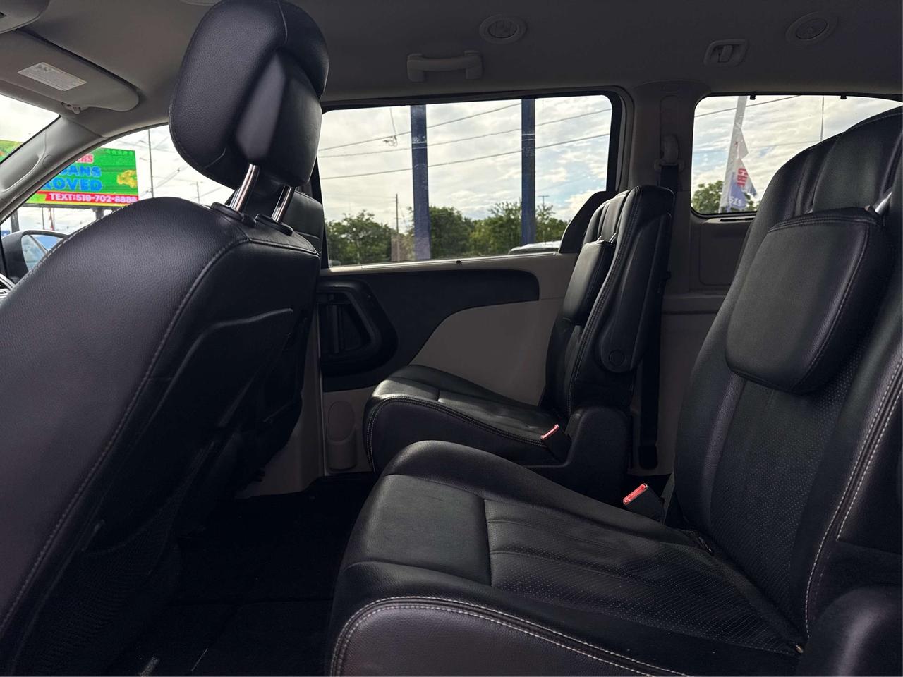2015 Chrysler Town & Country NAV LEATHER MUST SEE WE FINANCE ALL CREDIT! Photo