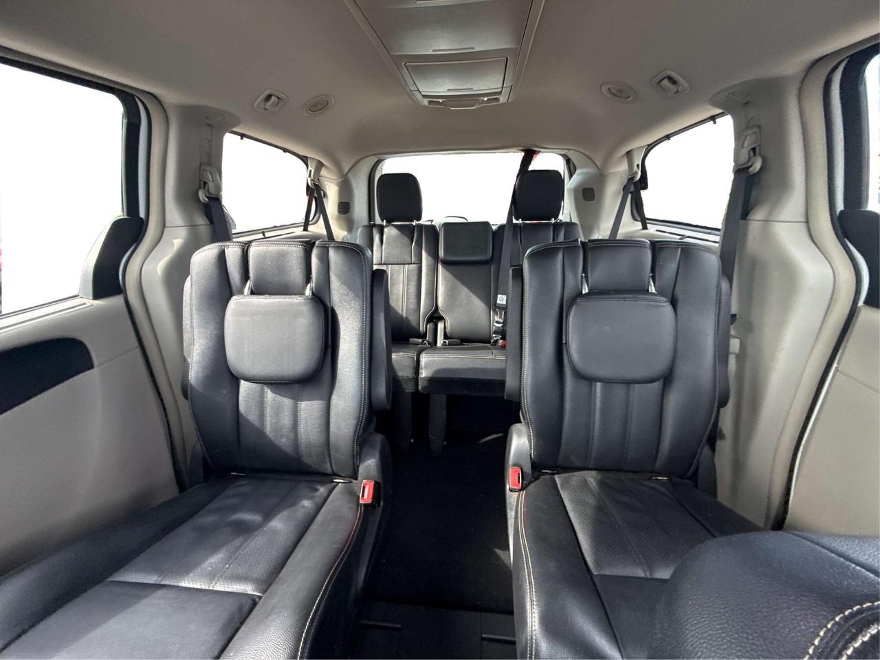 2015 Chrysler Town & Country NAV LEATHER MUST SEE WE FINANCE ALL CREDIT! Photo