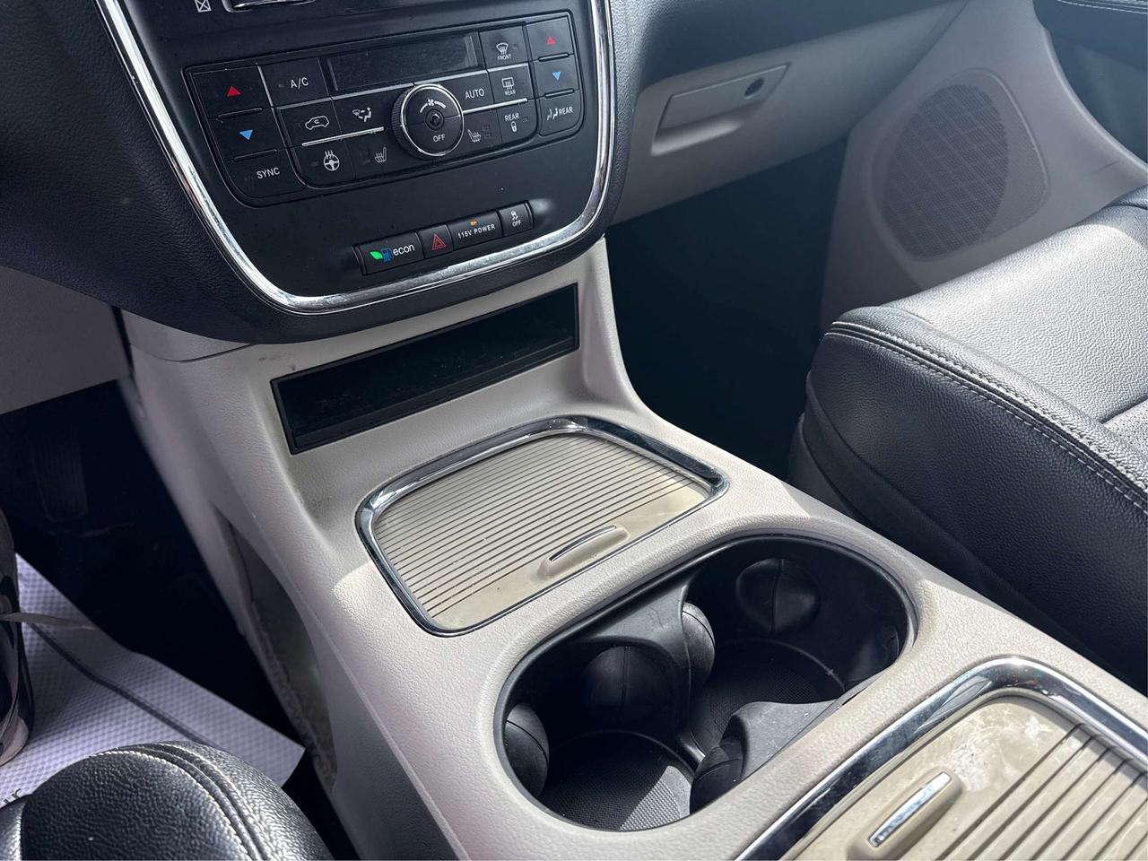 2015 Chrysler Town & Country NAV LEATHER MUST SEE WE FINANCE ALL CREDIT! Photo