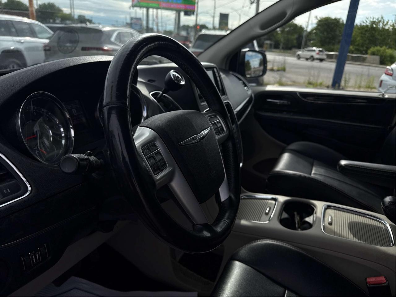 2015 Chrysler Town & Country NAV LEATHER MUST SEE WE FINANCE ALL CREDIT! Photo