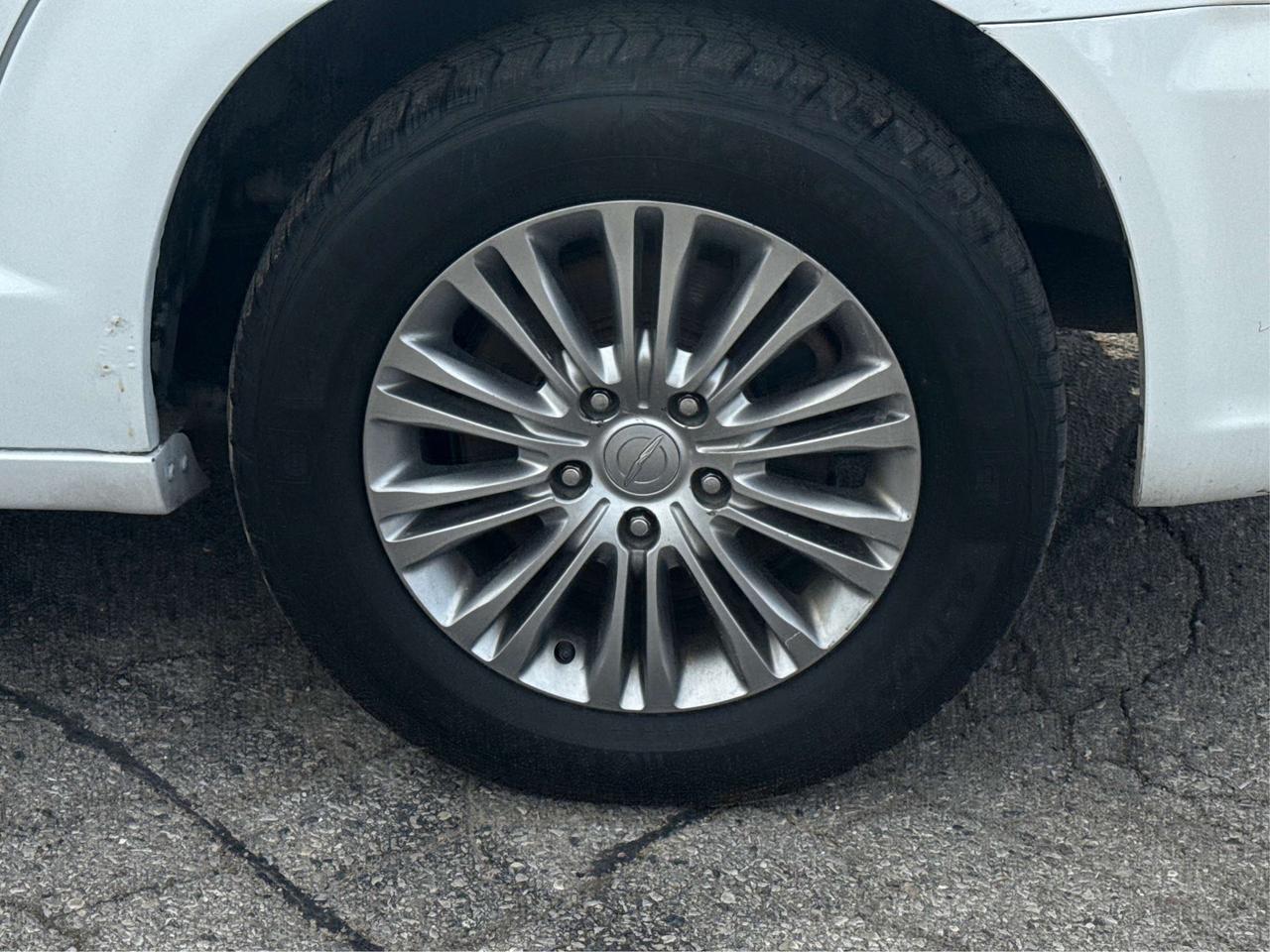2015 Chrysler Town & Country NAV LEATHER MUST SEE WE FINANCE ALL CREDIT! Photo