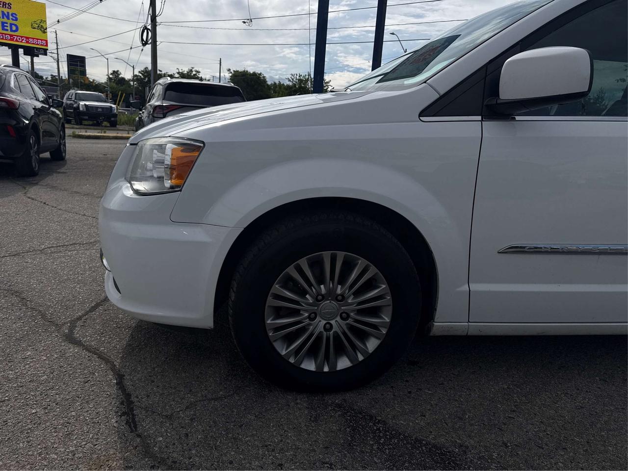 2015 Chrysler Town & Country NAV LEATHER MUST SEE WE FINANCE ALL CREDIT! Photo