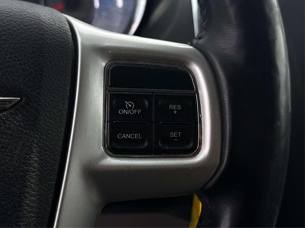 2015 Chrysler Town & Country NAV LEATHER MUST SEE WE FINANCE ALL CREDIT! Photo