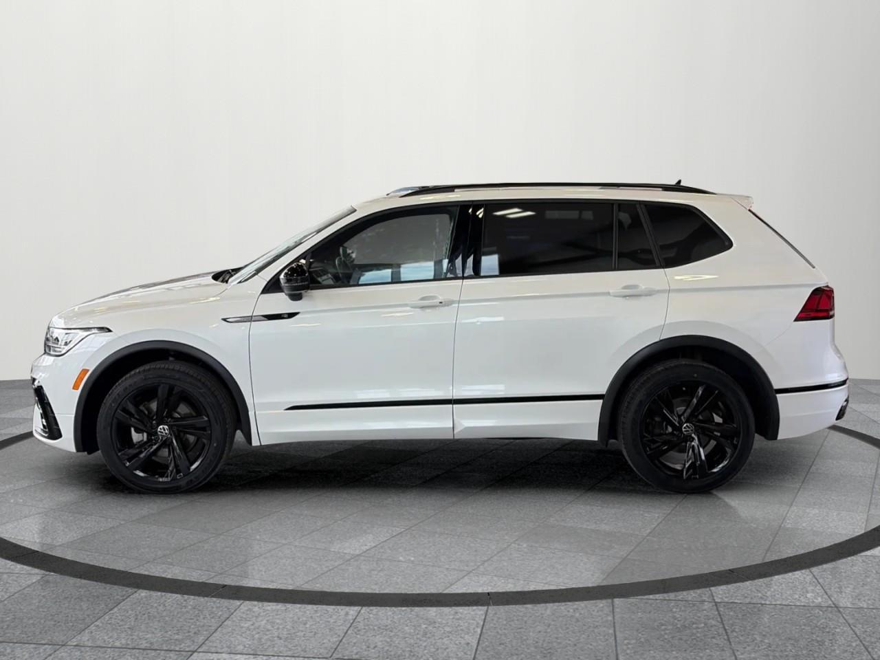 2023 Volkswagen Tiguan Comfortline R-Line Black 4dr All-Wheel Drive 4MOTION Photo2