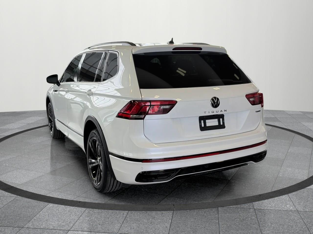 2023 Volkswagen Tiguan Comfortline R-Line Black 4dr All-Wheel Drive 4MOTION Photo3