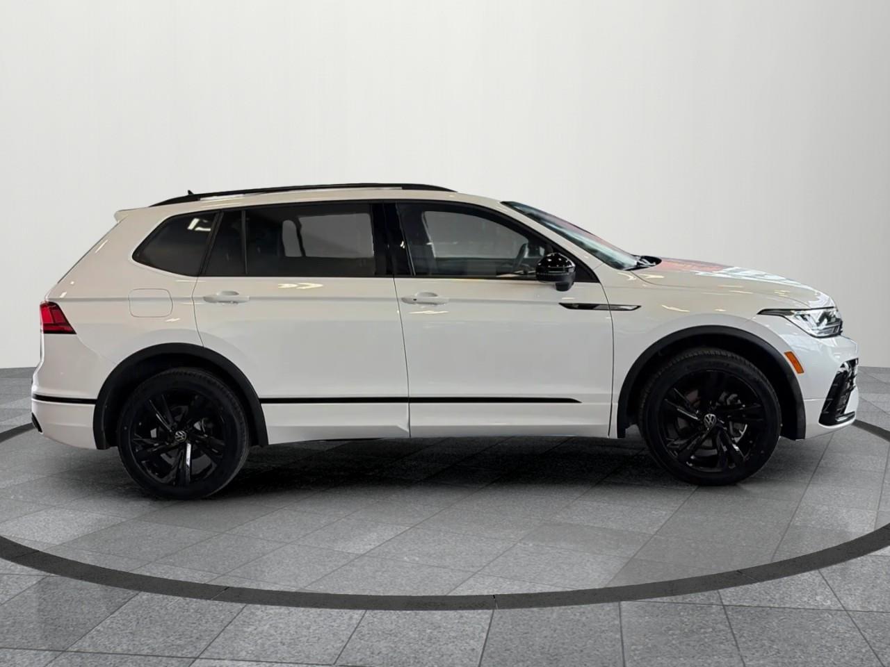 2023 Volkswagen Tiguan Comfortline R-Line Black 4dr All-Wheel Drive 4MOTION Photo