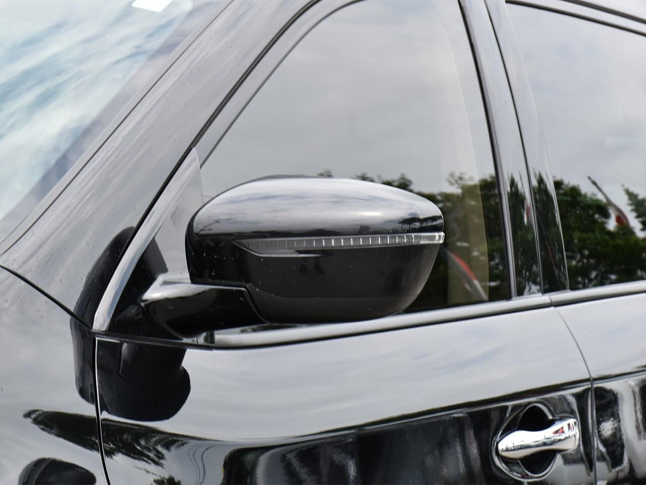 2020 Nissan Pathfinder SV TECH, LOW KMS, GREAT FAMILY VEHICLE Photo