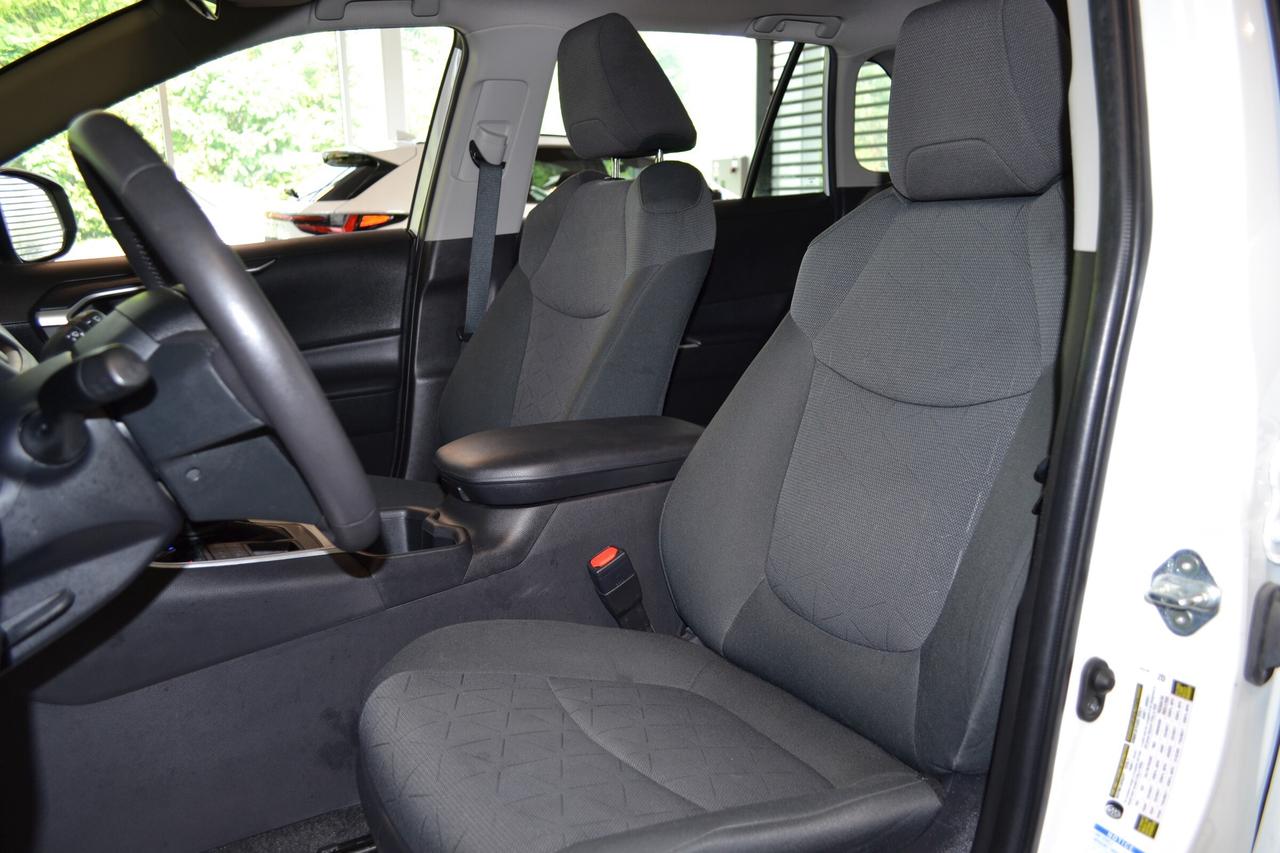 2022 Toyota RAV4 XLE Photo
