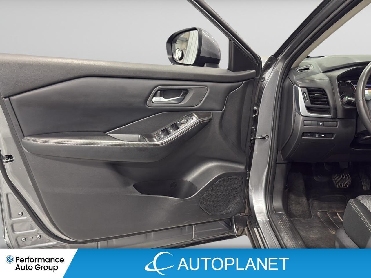 2025 Nissan Rogue SV AWD, Pano Roof, Apple CarPlay, Heated Seats! Photo