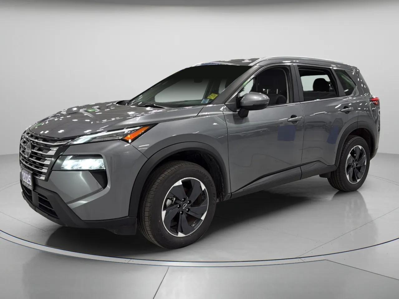 2025 Nissan Rogue SV AWD, Pano Roof, Apple CarPlay, Heated Seats! Photo