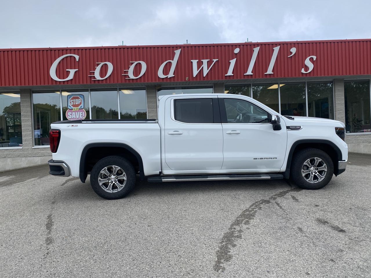 2023 GMC Sierra 1500 SLE, CLEAN CARFAX, 5.5 FT BOX, FACTORY WARRANTY! Photo