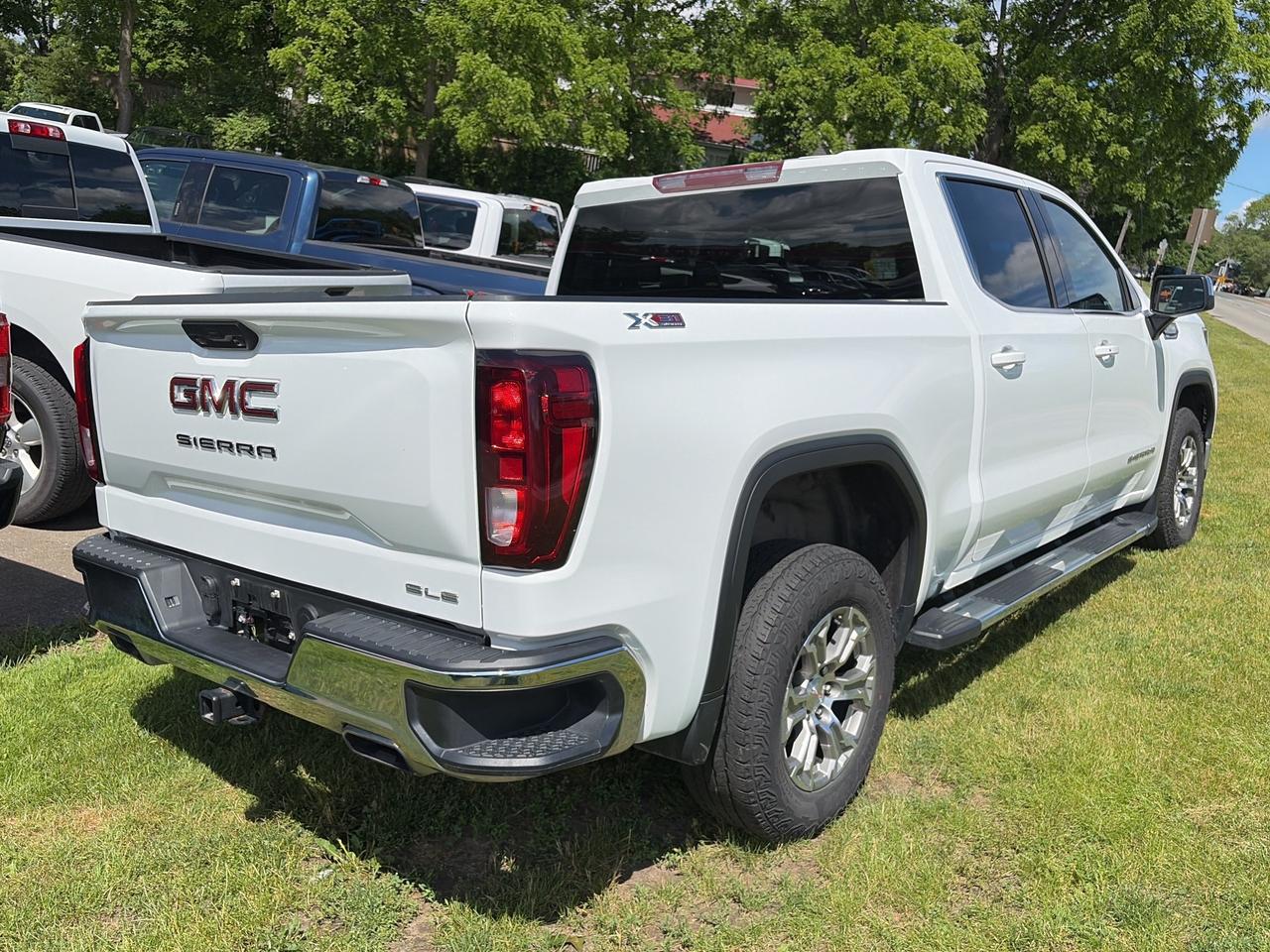 2023 GMC Sierra 1500 SLE, CLEAN CARFAX, 5.5 FT BOX, FACTORY WARRANTY! Photo