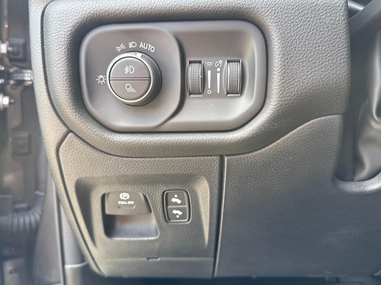 2024 RAM 1500 SPORT 4X4 CREW CAB 5'7" BOX Photo