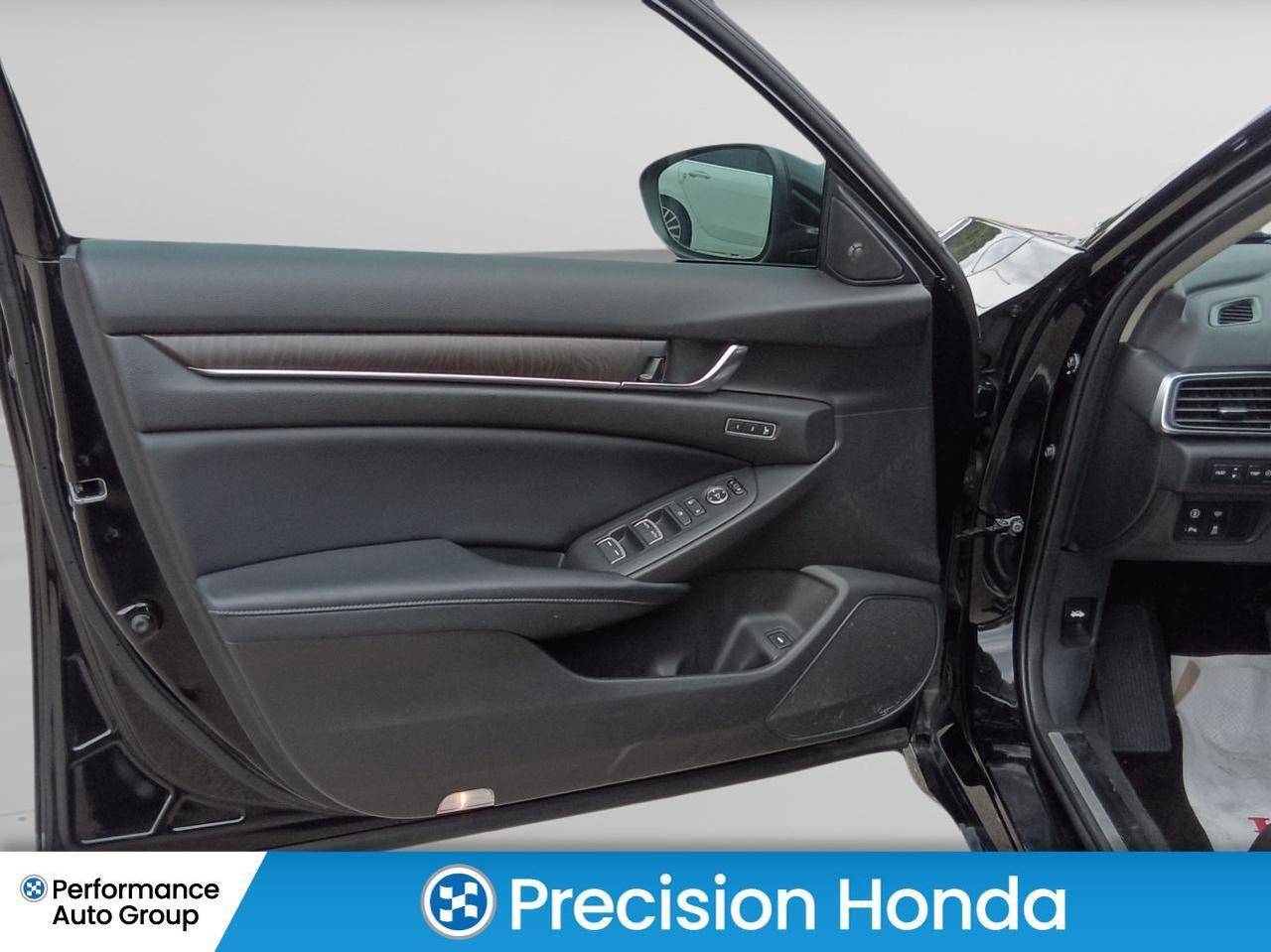 2018 Honda Accord TOURING NAVIGATION LEATHER SUNROOF Photo