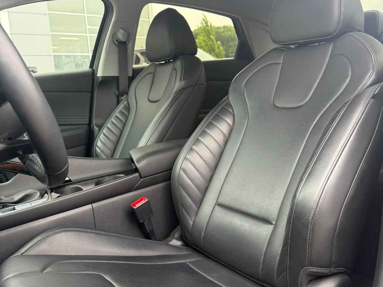 2024 Hyundai Elantra LUXURY   One Owner No Accidents   Local Trade Photo
