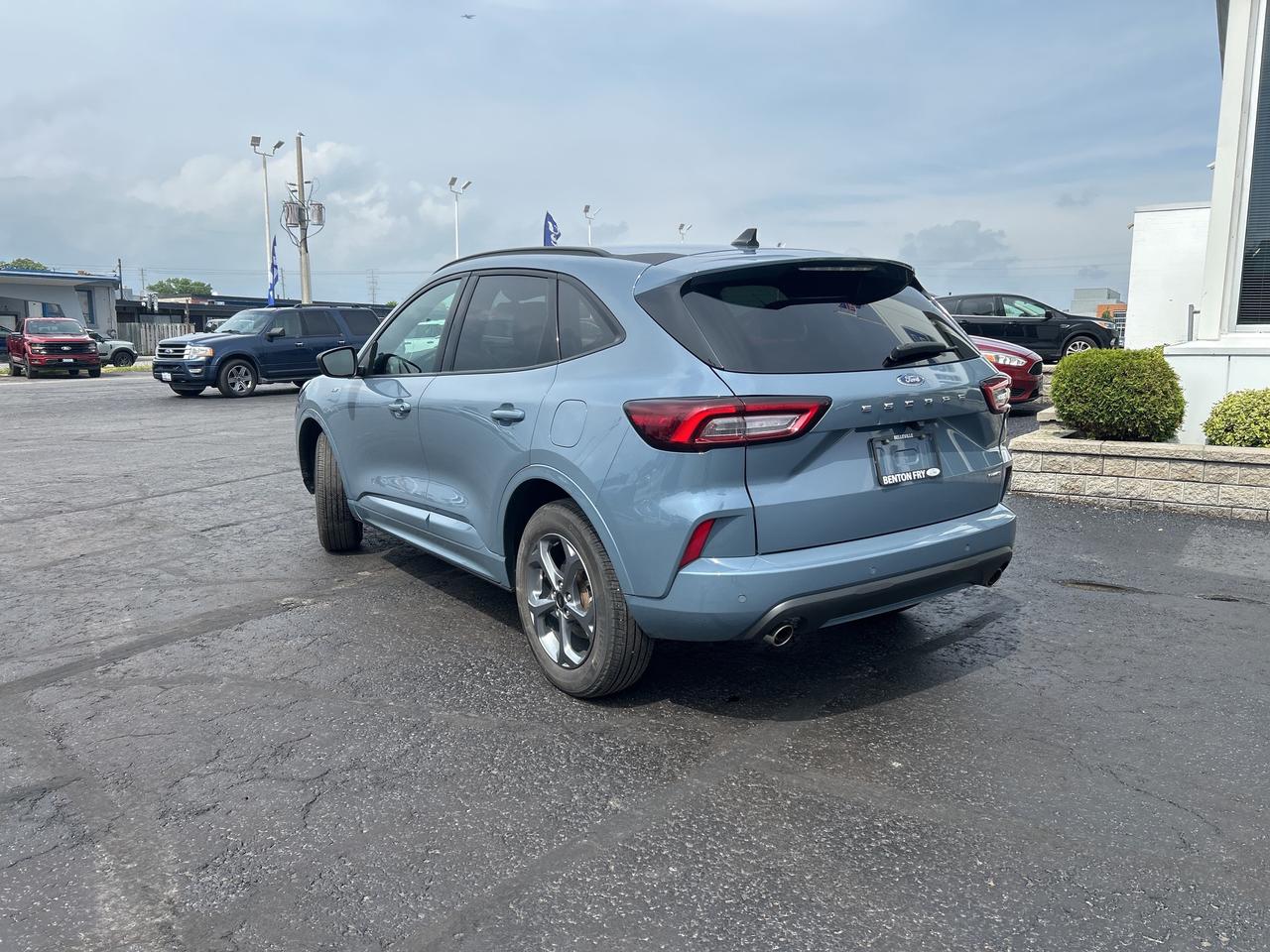 2024 Ford Escape ST LINE 1.5L AWD TECH PKG ADAPTIVE CRUISE LOW KMS Photo2