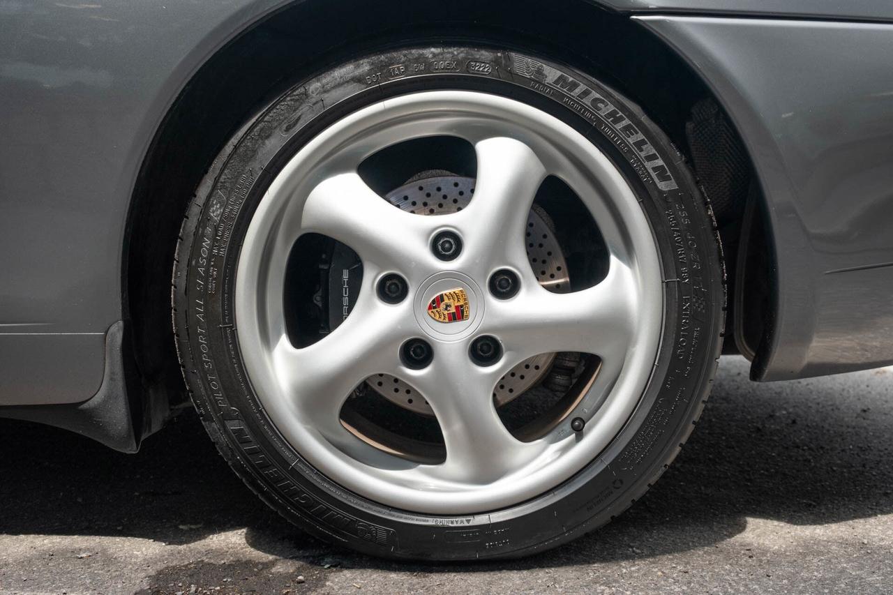 2001 Porsche 911 Carrera Coupe Photo