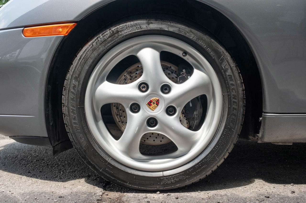 2001 Porsche 911 Carrera Coupe Photo
