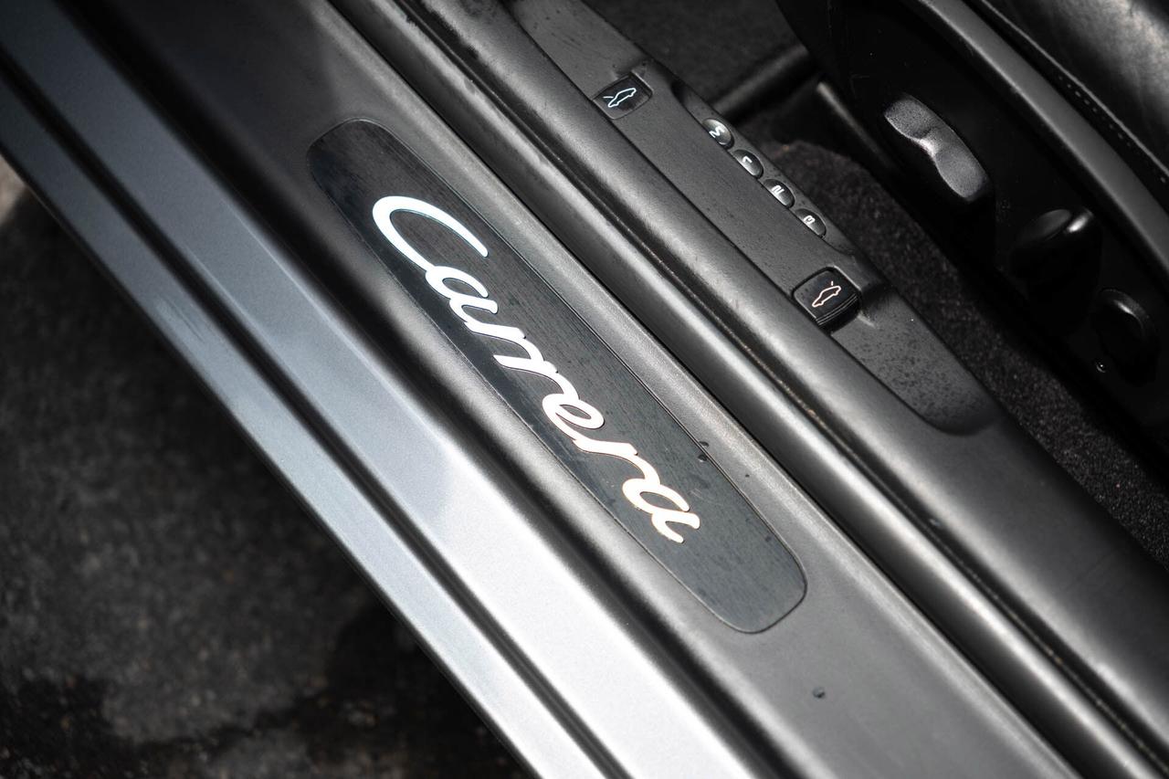 2001 Porsche 911 Carrera Coupe Photo