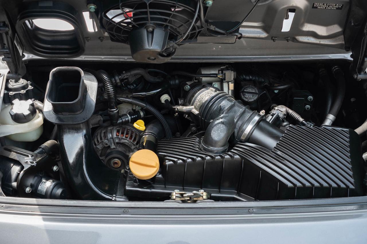 2001 Porsche 911 Carrera Coupe Photo