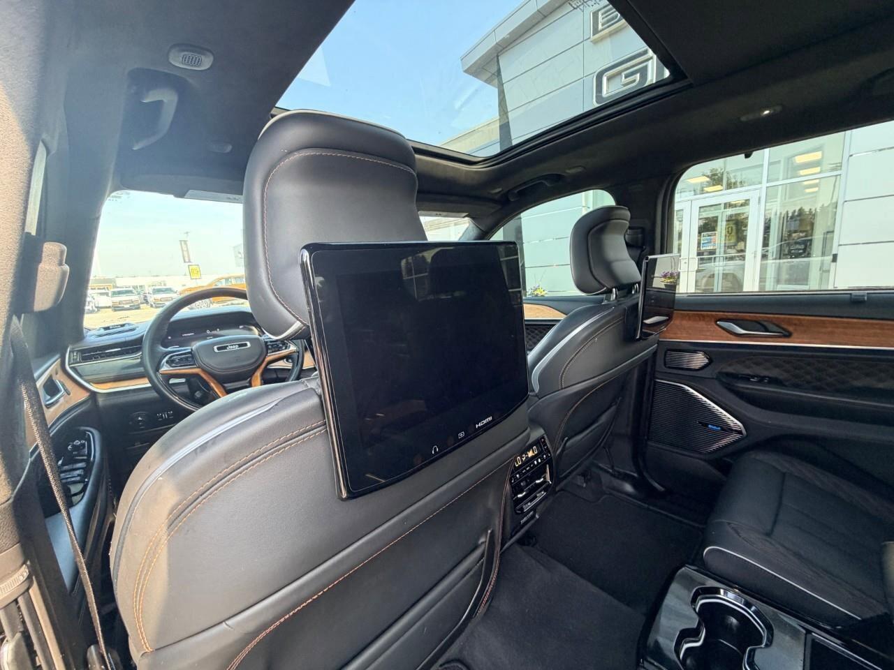2023 Jeep Grand Cherokee L Summit ReserveSUMMIT RESERVE, 3.6L V6, AWD, ALLOYS Photo