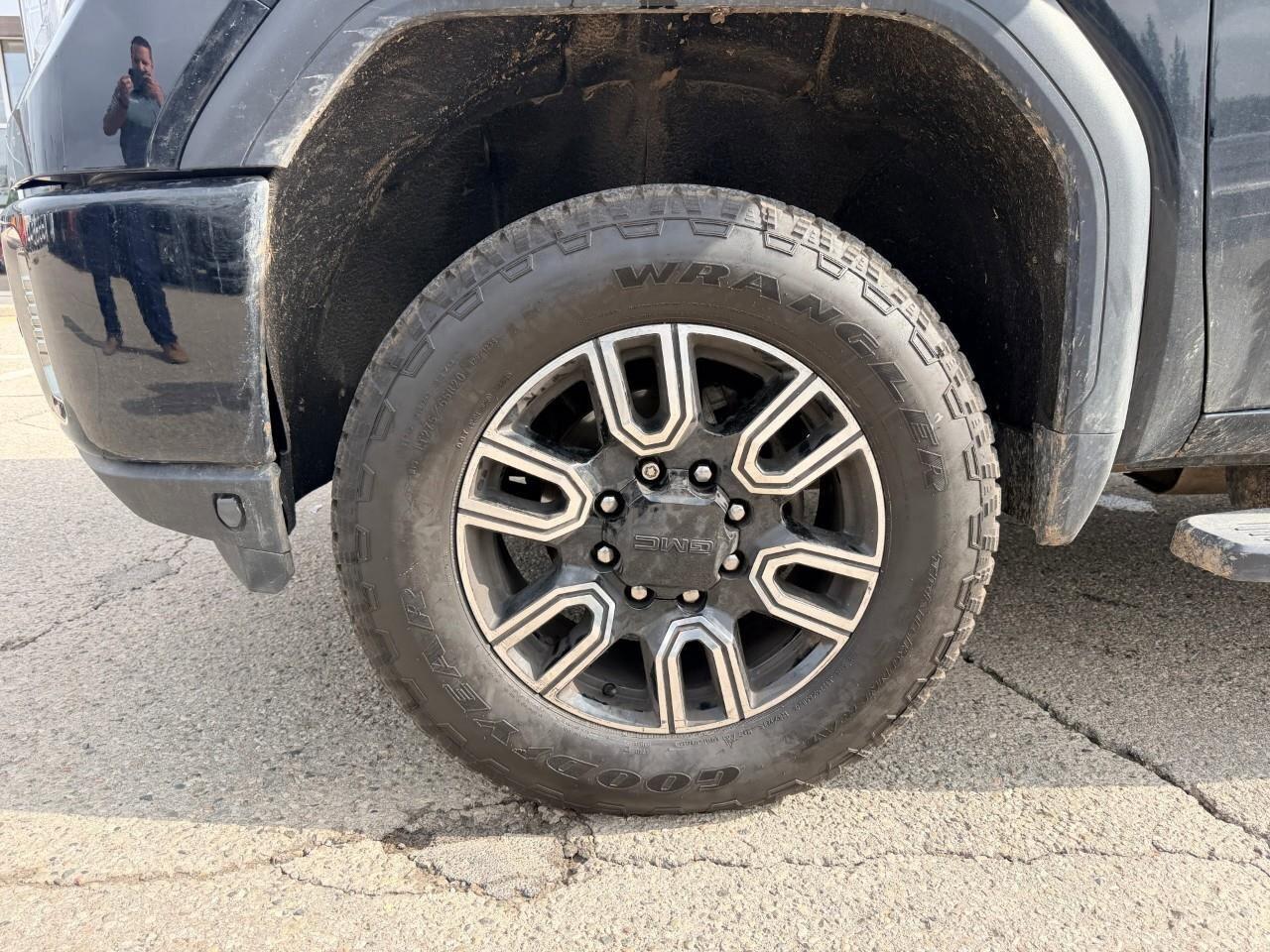 2020 GMC SIERRA 2500HD AT4AT4, 6.6L V8 DIESEL, 4X4, ALLOYS, LEATHER, 1-OW Photo