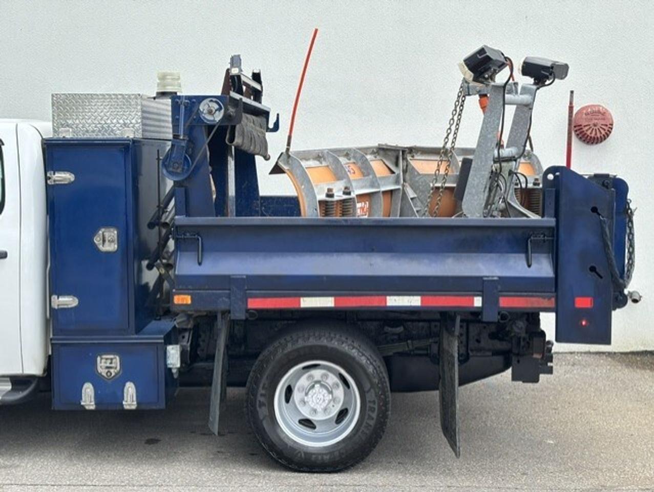 2014 GMC Sierra 3500HD 4WD CREW CAB-DUMP BOX-SNOW PLOW-CERTIFIED-1 OWNER Photo4