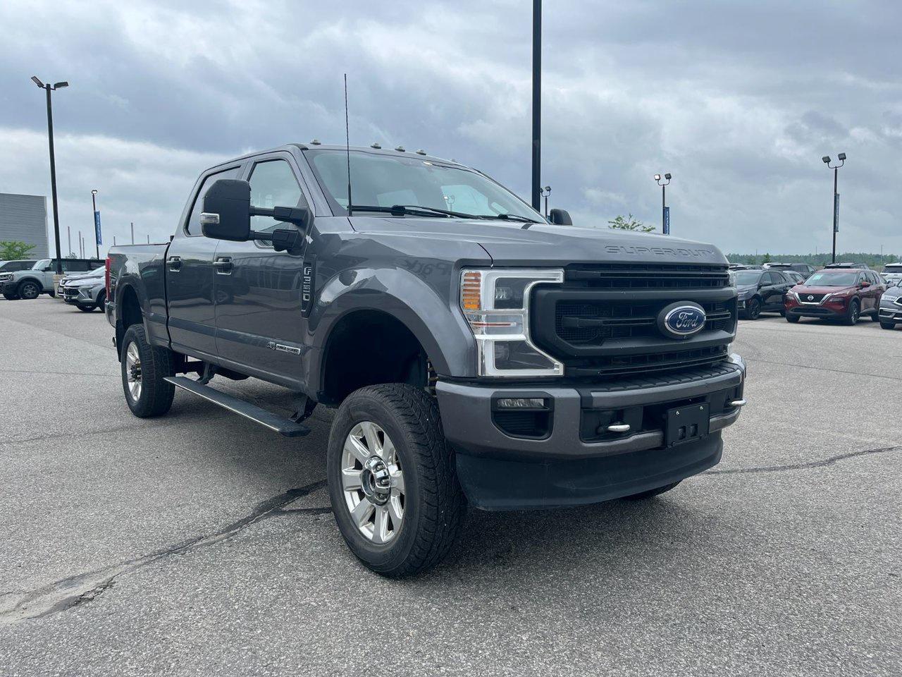 2022 Ford SUPER DUTY F-350 SRW Platinum 4WD Crew Cab 6.75' Box Photo3