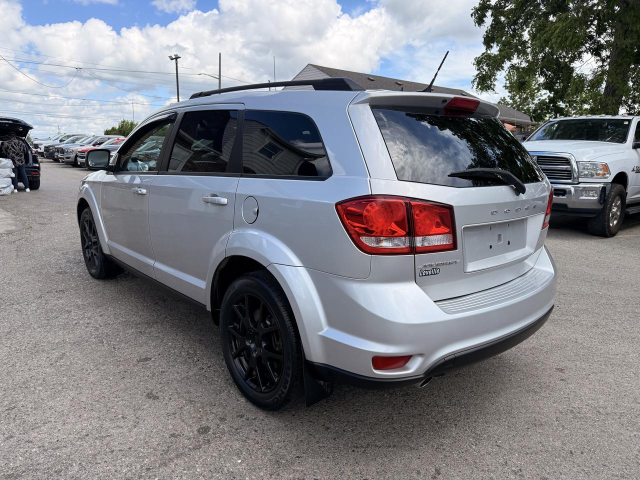 2014 Dodge Journey SXT | V6 | Two Sets of Wheels Photo4
