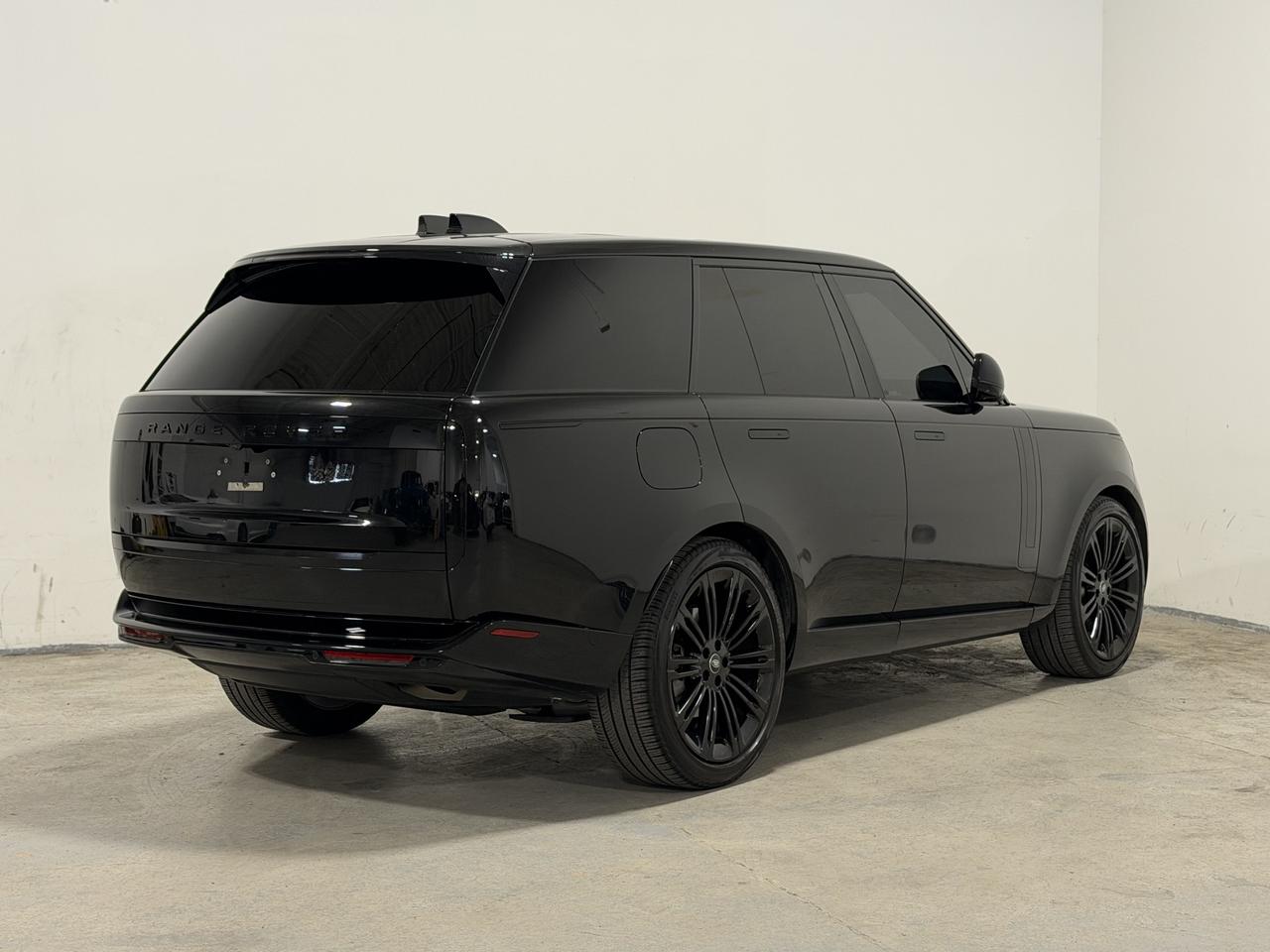 2024 Land Rover Range Rover SE Photo3