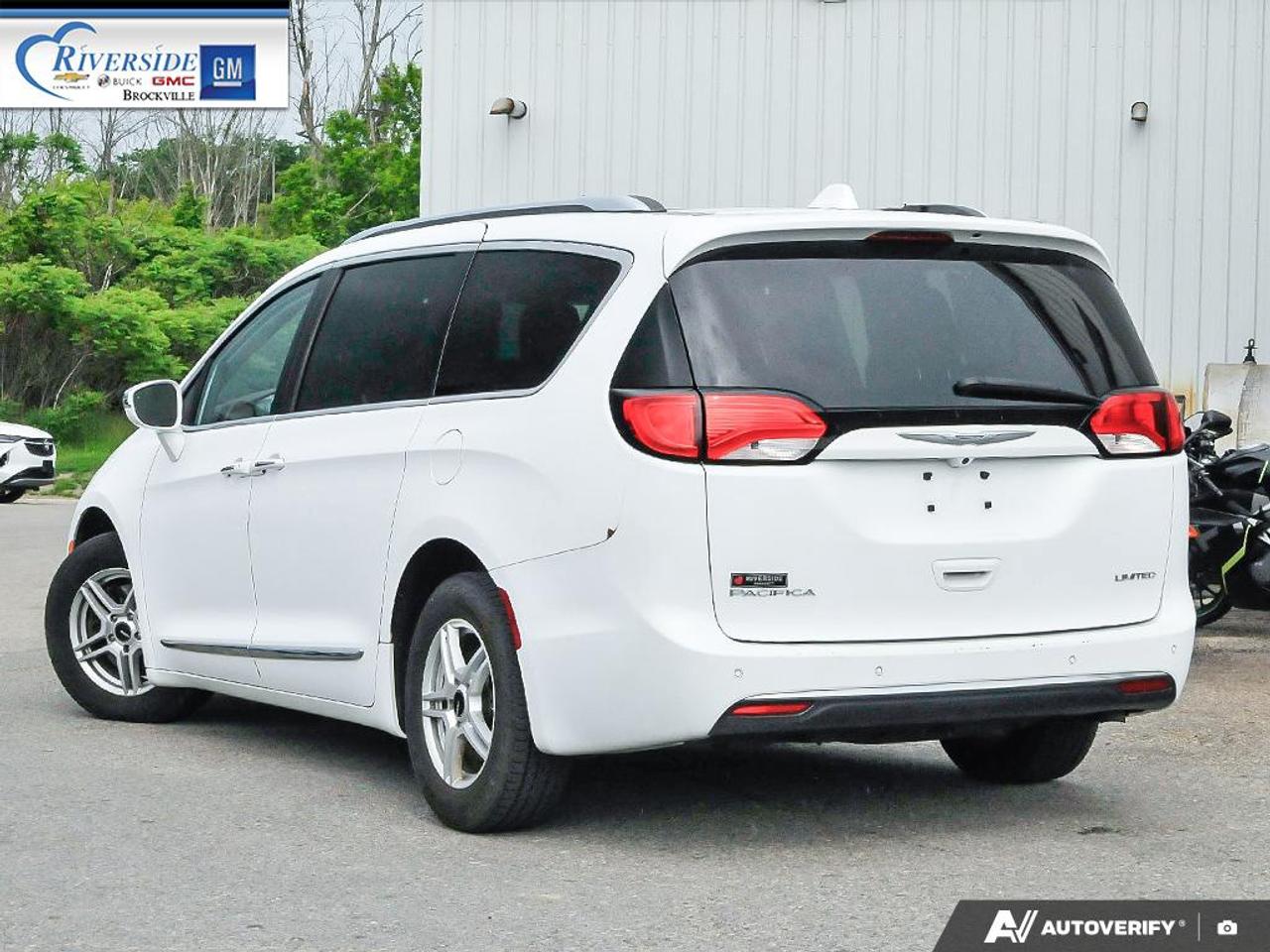 2017 Chrysler Pacifica Limited Photo3