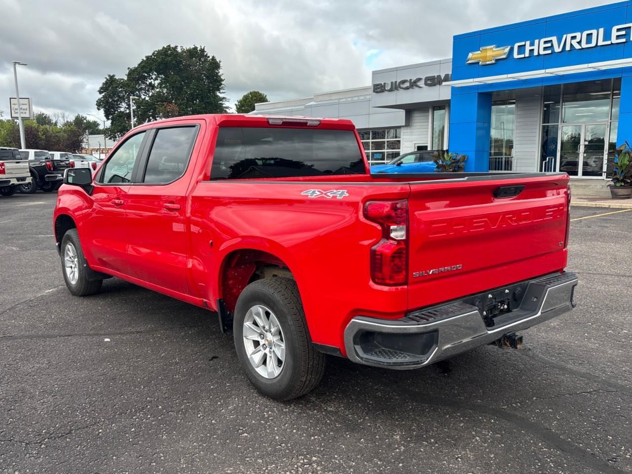 2025 Chevrolet Silverado 1500 LT Used 6 Passenger Crew Cab V8 4X4 Truck with Heated Font Outboard Seats, Heated Steering Wheel and a 13.4 Diagonal Touchscreen Radio with Wireless Apple CarPlay/Android Auto Photo