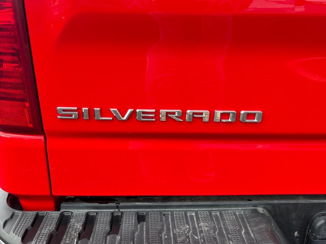 2025 Chevrolet Silverado 1500 LT Used 6 Passenger Crew Cab V8 4X4 Truck with Heated Font Outboard Seats, Heated Steering Wheel and a 13.4 Diagonal Touchscreen Radio with Wireless Apple CarPlay/Android Auto Photo