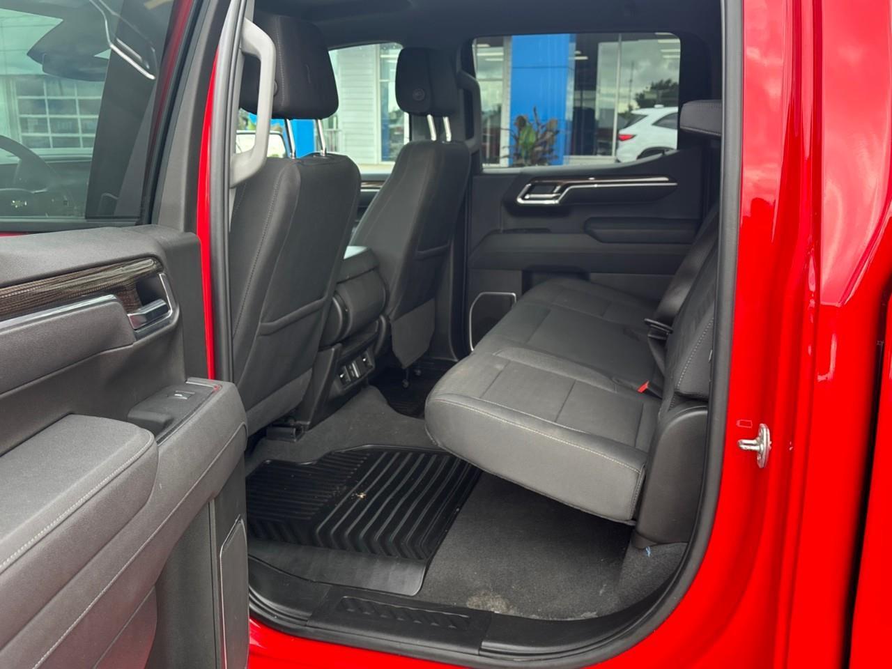 2025 Chevrolet Silverado 1500 LT Used 6 Passenger Crew Cab V8 4X4 Truck with Heated Font Outboard Seats, Heated Steering Wheel and a 13.4 Diagonal Touchscreen Radio with Wireless Apple CarPlay/Android Auto Photo