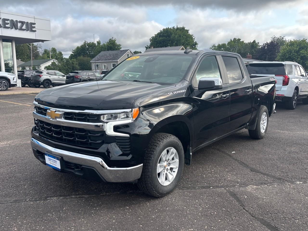 2025 Chevrolet Silverado 1500 LT Used 6 Passenger Crew Cab V8 4X4 Truck with Heated Font Outboard Seats, Heated Steering Wheel and a 13.4 Diagonal Touchscreen Radio with Wireless Apple CarPlay/Android Auto Photo4