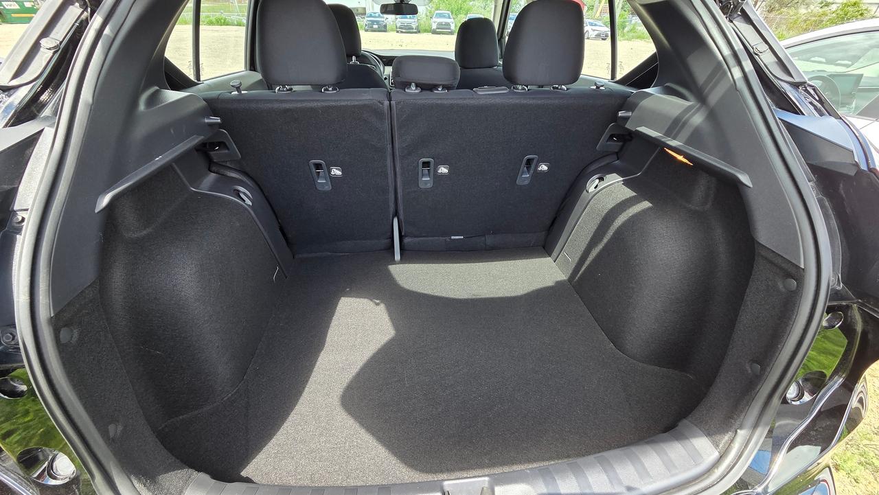 2025 Nissan Kicks S Photo
