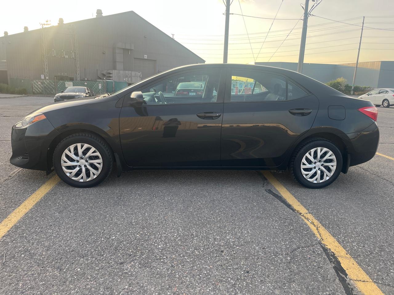 2017 Toyota Corolla 4dr Sdn CVT LE Photo2