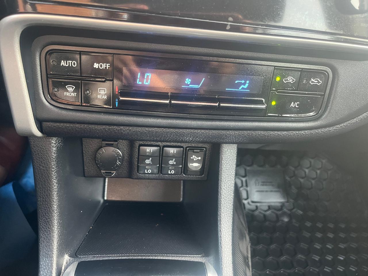 2017 Toyota Corolla 4dr Sdn CVT LE Photo